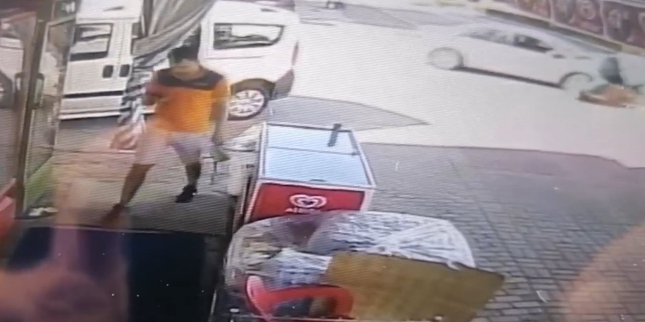 Ters Yönden Gelen Motosiklet Otomobille Çarpıştı, Kaza Anları Güvenlik Kamerasında