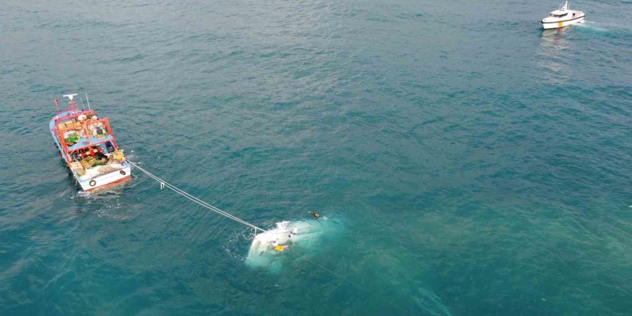 12 Metrelik Lüks Tekne Battı, 2 Kişi Sağ Kurtuldu