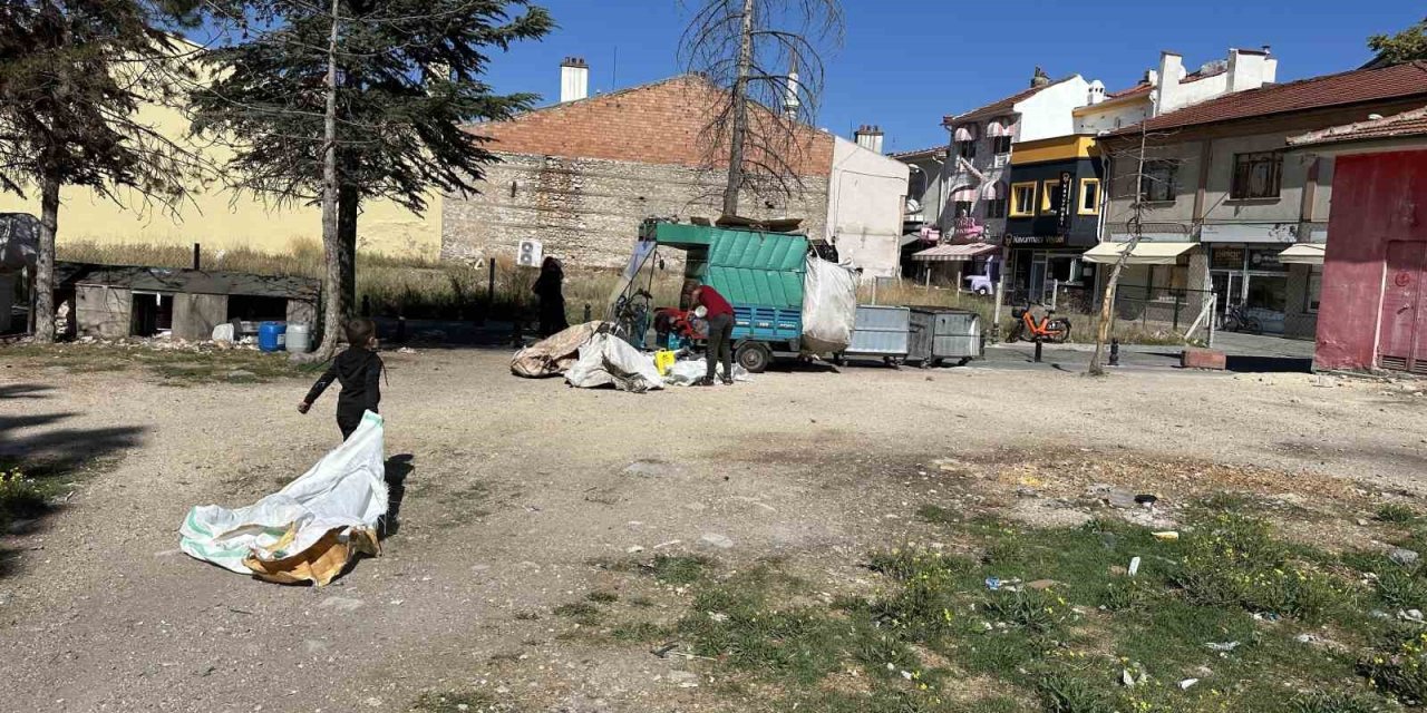 Boş Arsa Kağıt Toplayıcılarının Meskeni Oldu