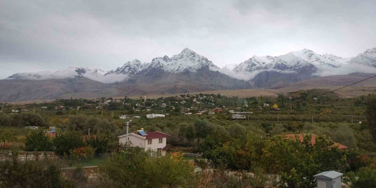 Aladağlar’a Mevsimin İlk Karı Düştü