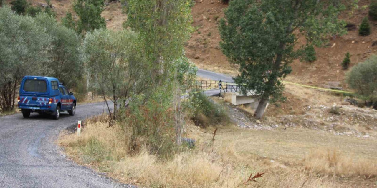 İçişleri Bakanlığını Hedef Alan Teröristlerin Veterineri Şehit Ederek Aracını Gasp Ettiği Bölgede Arama Tarama Faaliyetleri Artırıldı