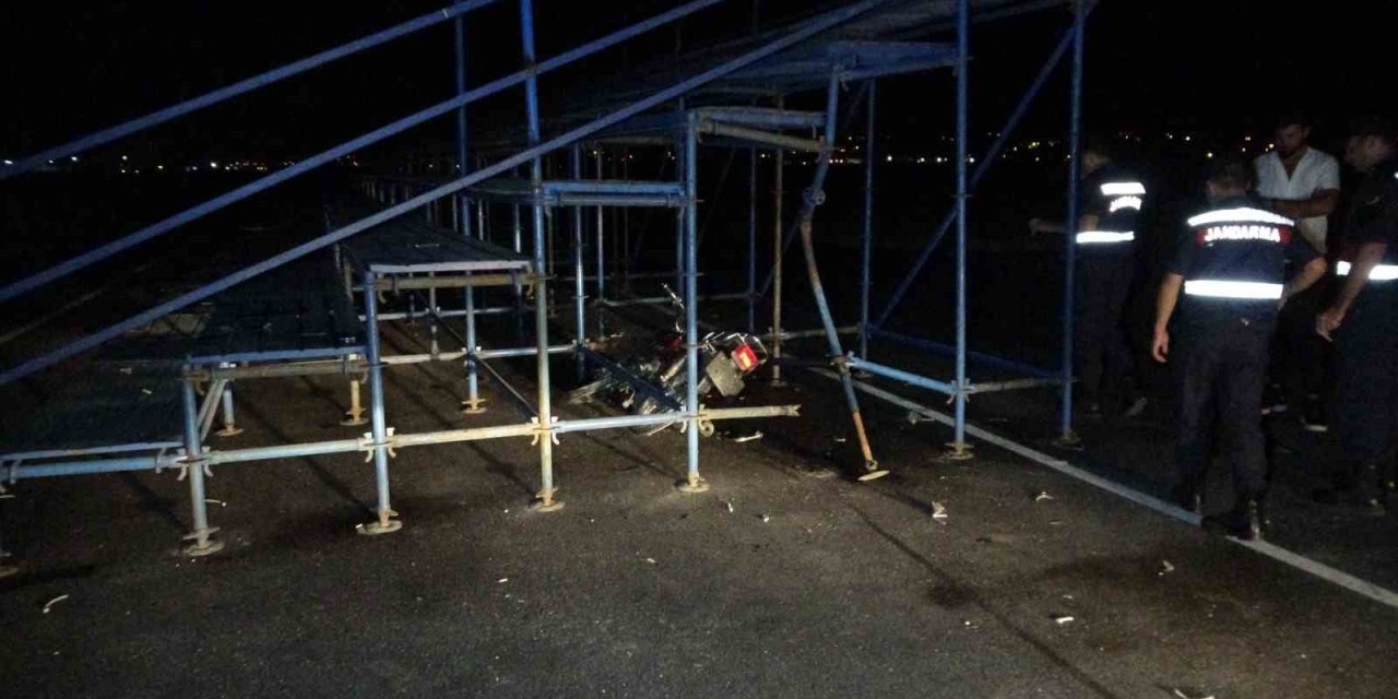 Antalya’da Motosiklet Demir Yığınlarına Çarptı: 2 Ağır Yaralı