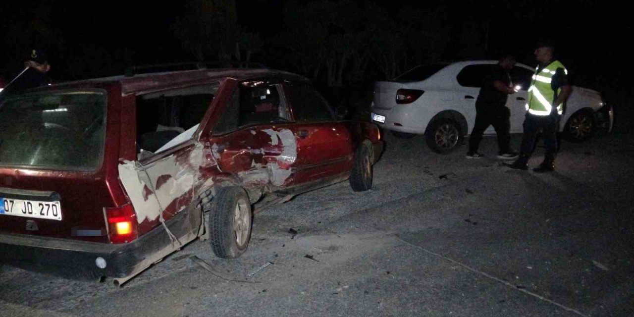 İki Otomobil Çarpıştı: 6 Yaralı