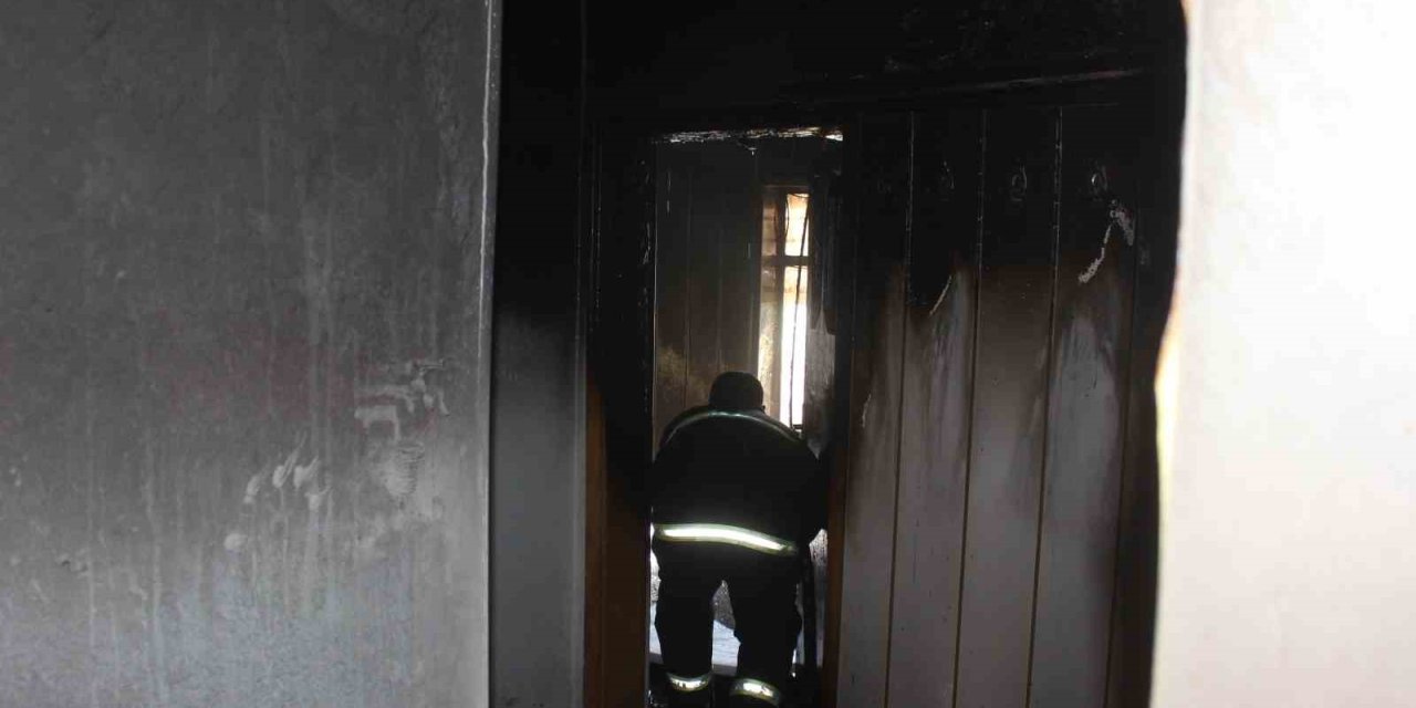 Depremzede Ailenin Kaldığı Evde Yangın