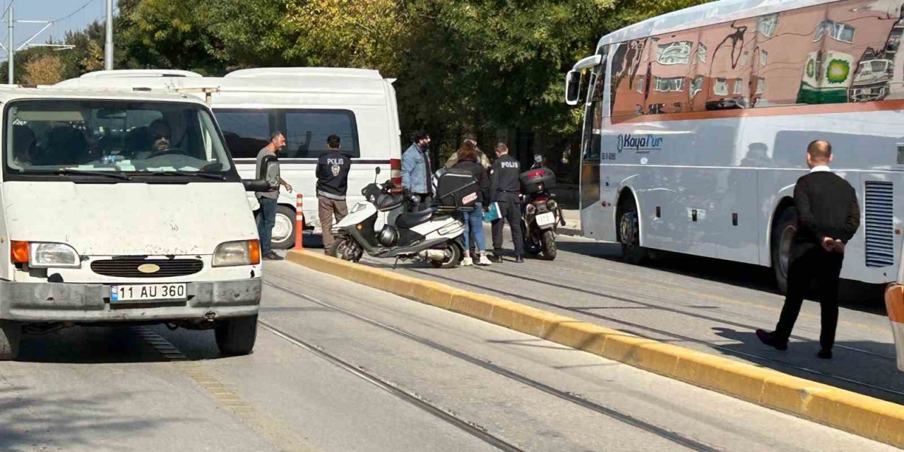 Hatalı Dönüş Yapan Minibüse Çarpan Motosiklet Sürücüsü Yaralandı