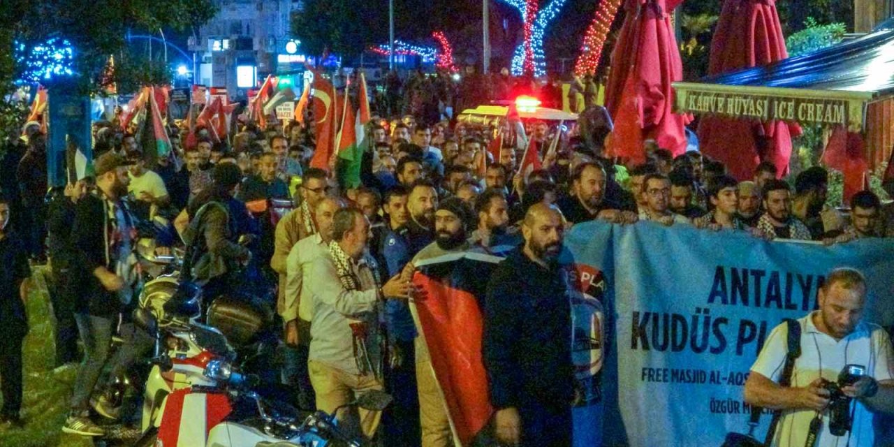 İsrail’in Gazze’deki Hastane Saldırısı Antalya’da Protesto Edildi