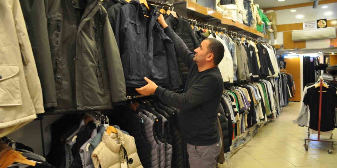 Soğuk Ve Yağışlı Havalar İçin Deri Mont Tavsiye Ediliyor