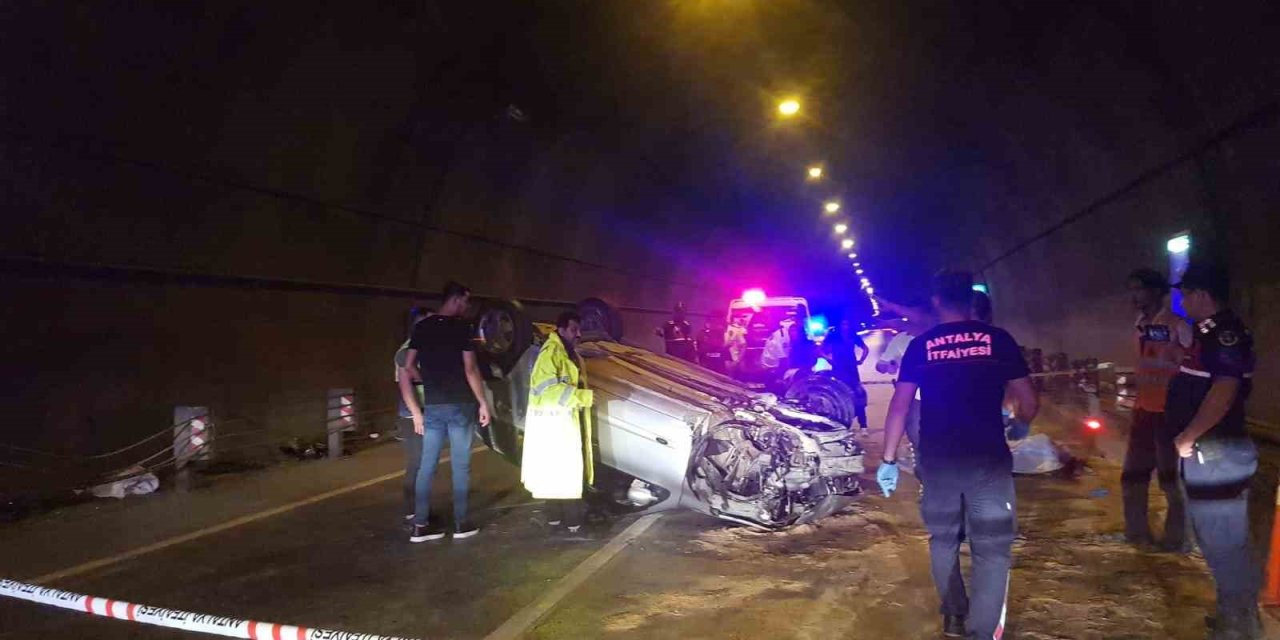 Kontrolden Çıkan Otomobil Tünelde Takla Attı: 2 Ölü
