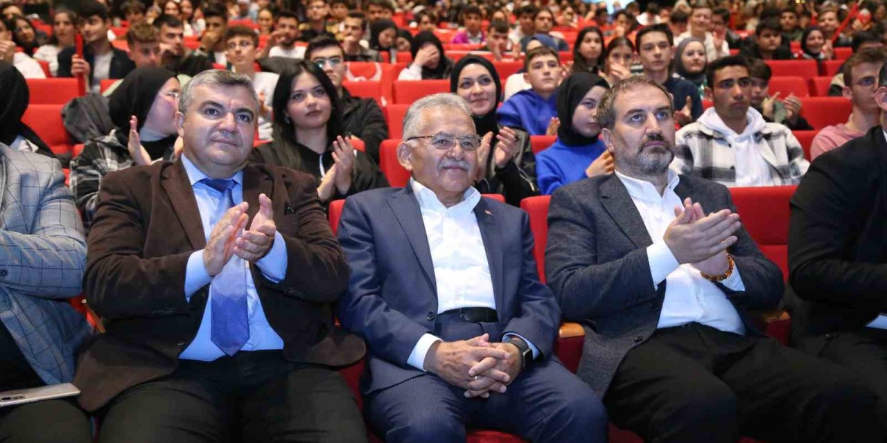 Genç Dostu Başkandan Öğrencilere Ücretsiz Kaynak Kitap