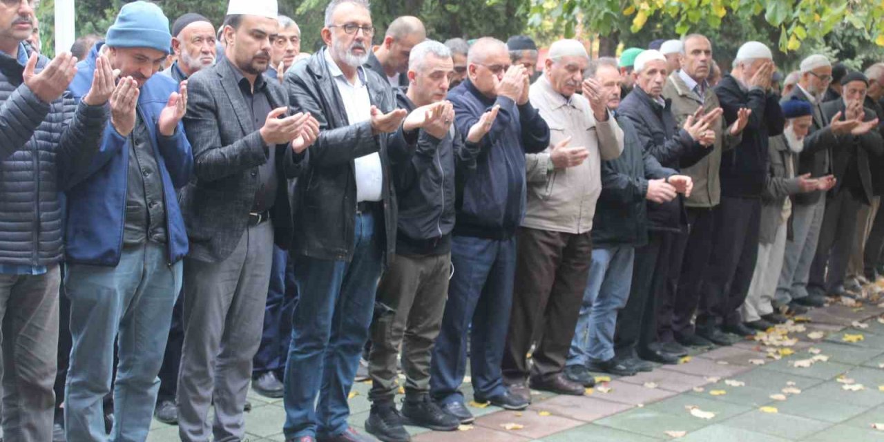 Eskişehir’de Gazze’de İsrail’in Hastane Saldırısında Hayatını Kaybedenler İçin Gıyabi Cenaze Namazı Kılındı