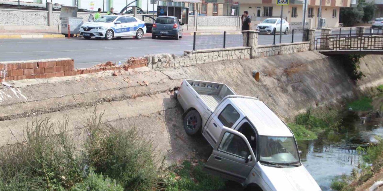Kontrolden Çıkan Kamyonet Sulama Kanalına Uçtu