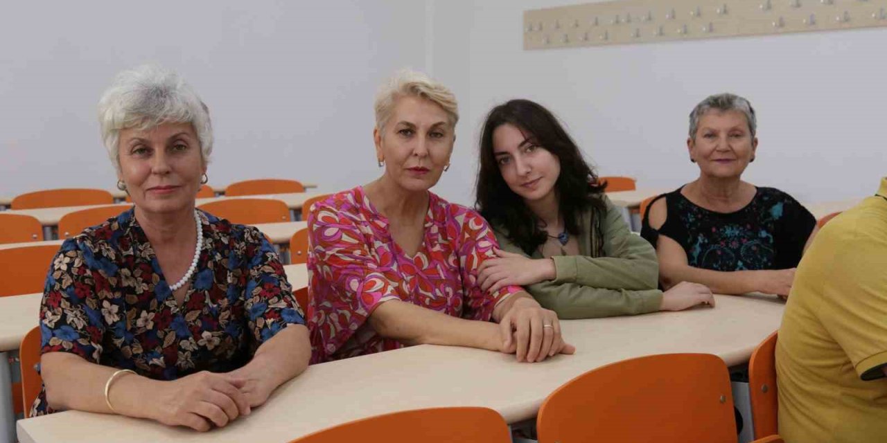 Anneanne, Kardeşleri Ve Torunu Aynı Üniversitede