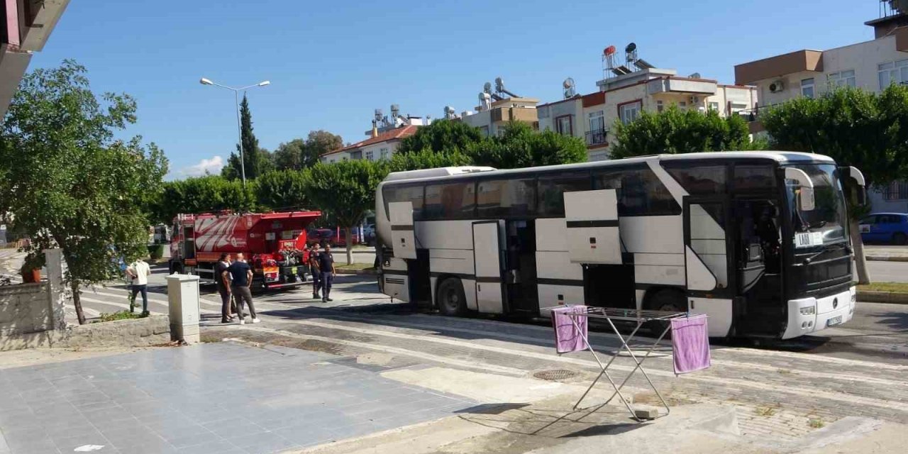Antalya’da Hareket Halindeki Otobüs Yandı, Yangın Tüpünü Ve Çeşme Hortumunu Alan Otobüse Koştu