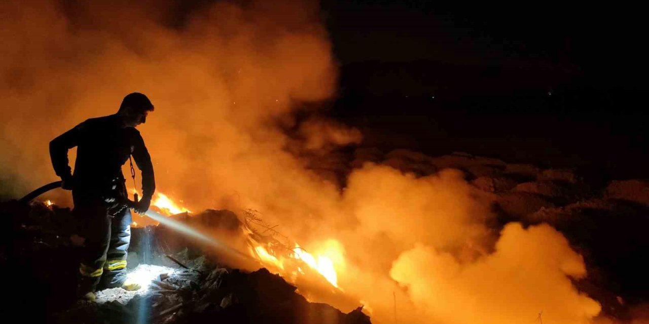 Atık Sahasında Çıkan Yangın, Makilik Alana Sıçramadan Söndürüldü