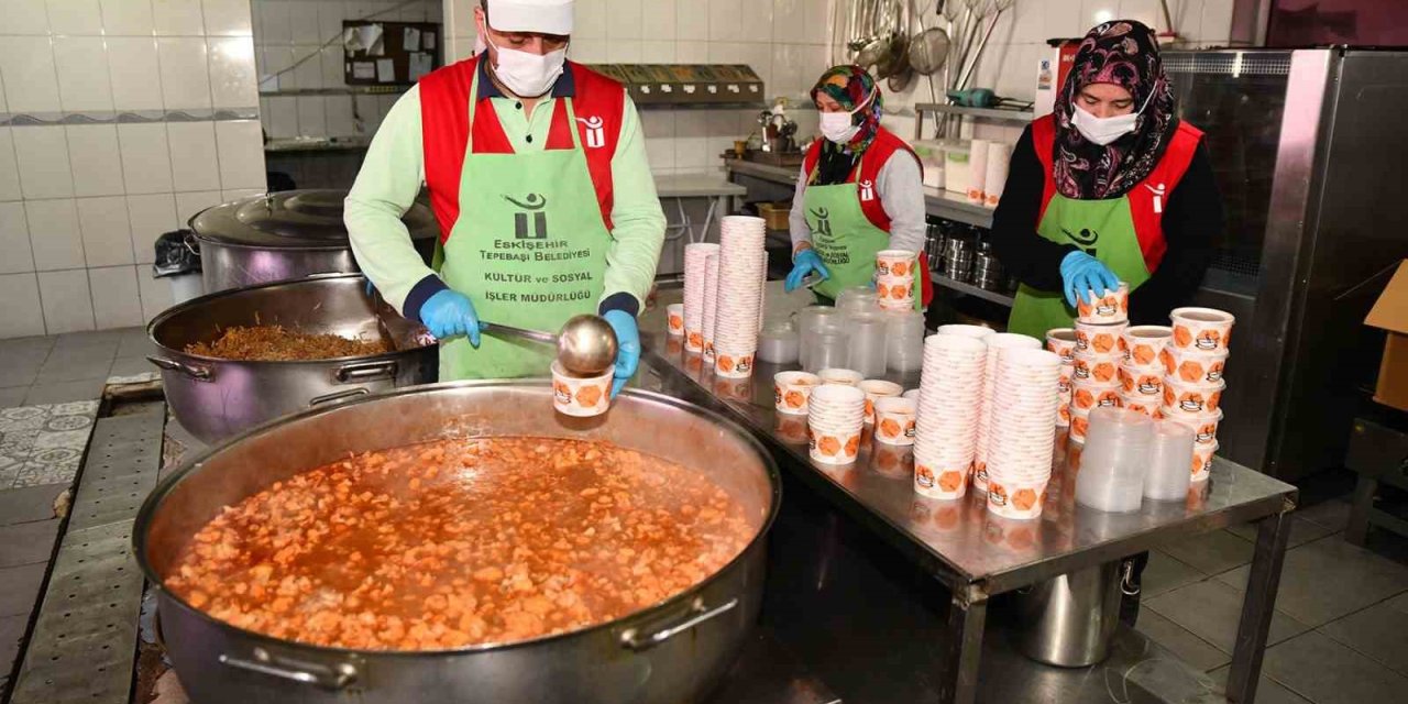 Her Gün Titizlikle Hazırlanan Yemekler İhtiyaç Sahibi Vatandaşlara Ulaştırılıyor