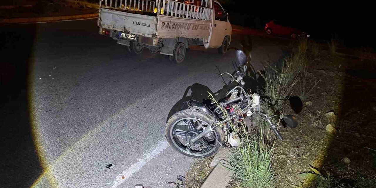 Kamyonet İle Motosiklet Çarpıştı: 2 Yaralı