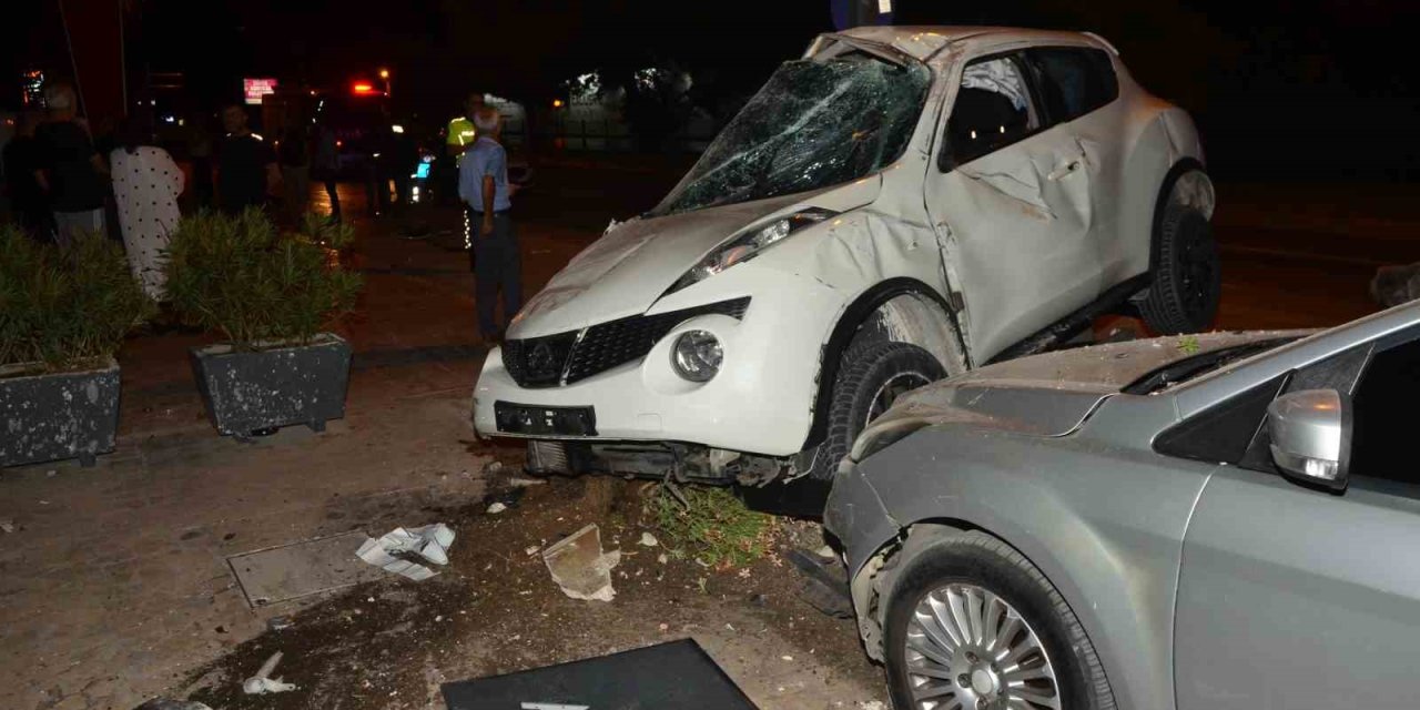 Kontrolden Çıkan Otomobil Ortalığı Savaş Alanına Çevirdi: 1 Yaralı