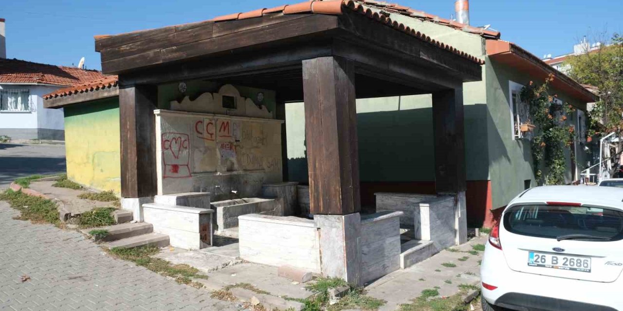 Vandallar Tarihi Çeşmeyi Hedef Aldı