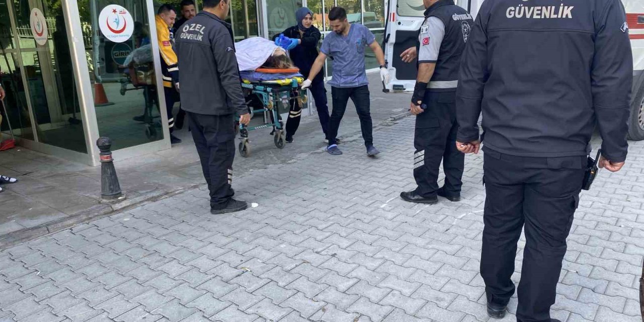 Konya’da Minibüs Bariyere Çarptı: 2 Yaralı