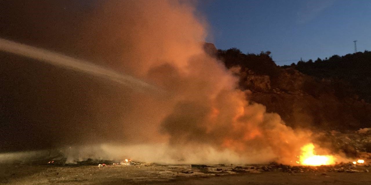 Dumanlar Kilometrelerce Uzaktan Görüldü, Seferber Olan Ekipler Moloz Yangınıyla Karşılaştı