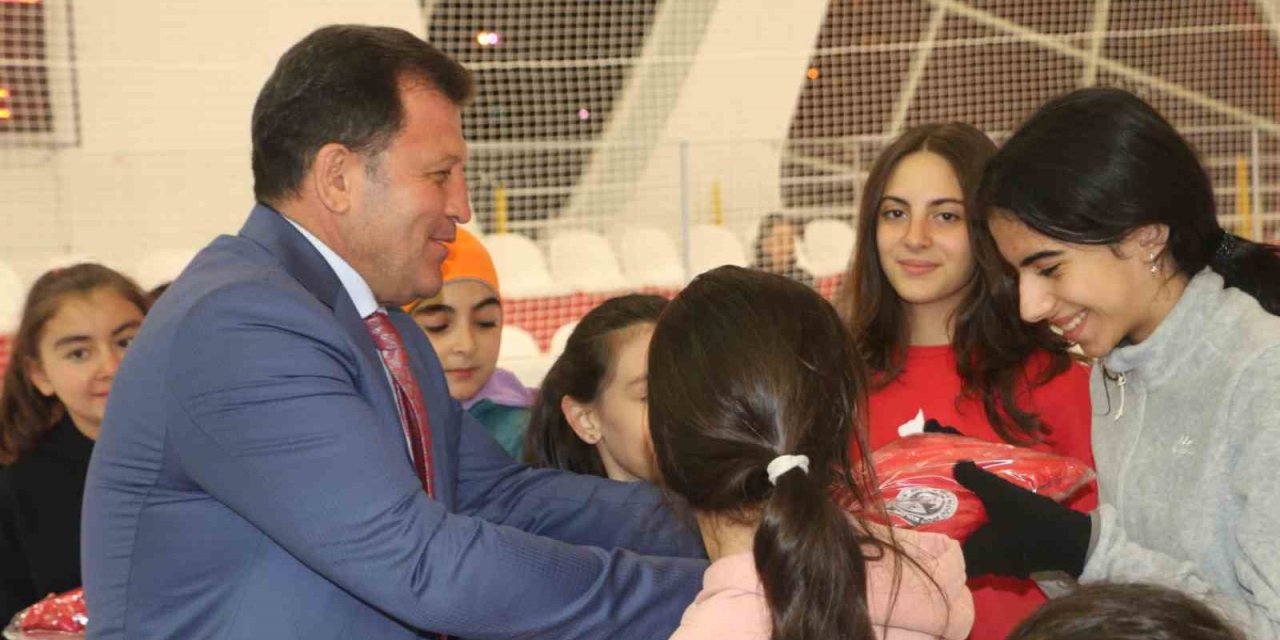 Kayseri Gençlik Ve Spor Kulübü Artistik Buz Pateni Takımına Malzeme Dağıtımı Yapıldı