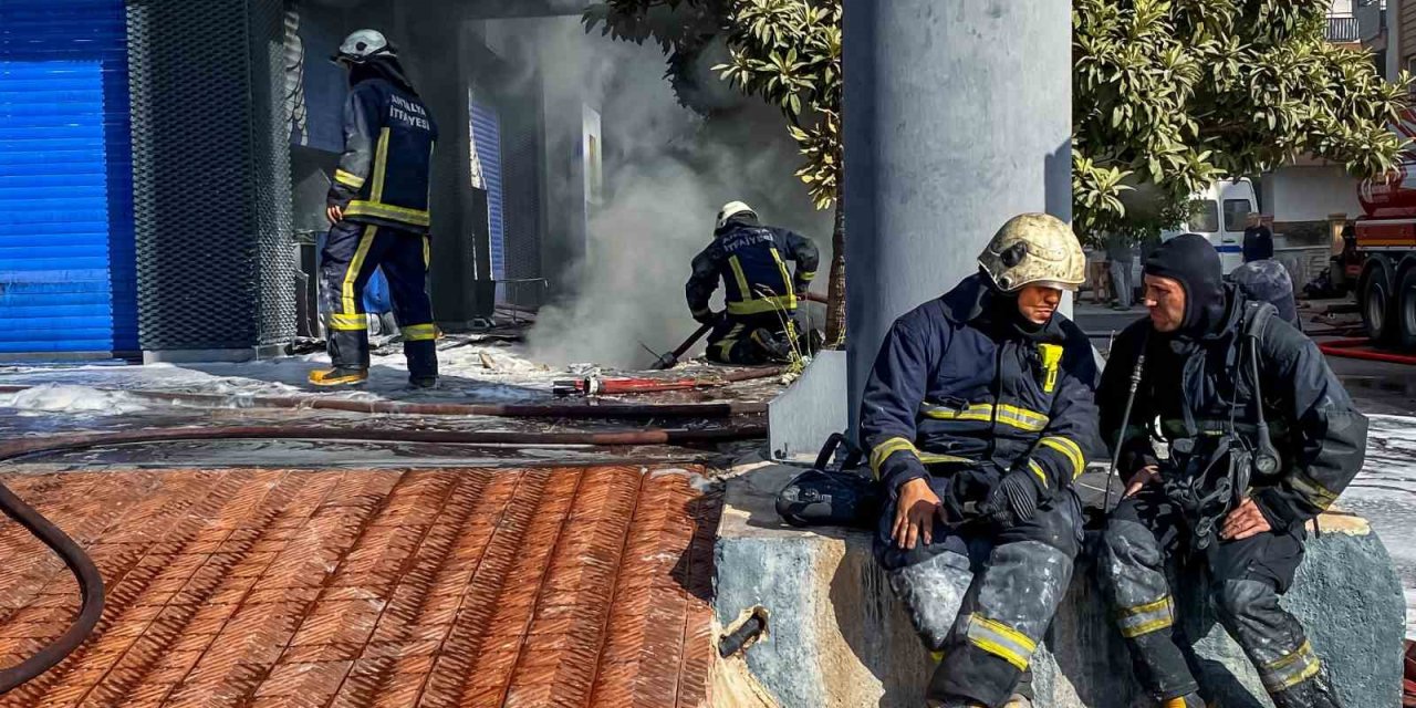 Lastik Deposunda Çıkan Yangın Saatler Süren Müdahale Sonunda Kontrol Altına Alındı