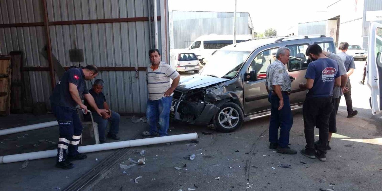 Çarpışan Araçlardan Biri İş Yerine Daldı: 2 Yaralı