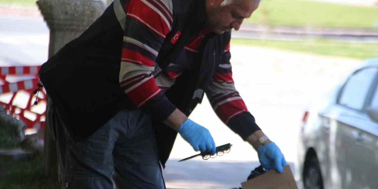 Cami Bahçesinde Bıçaklandı