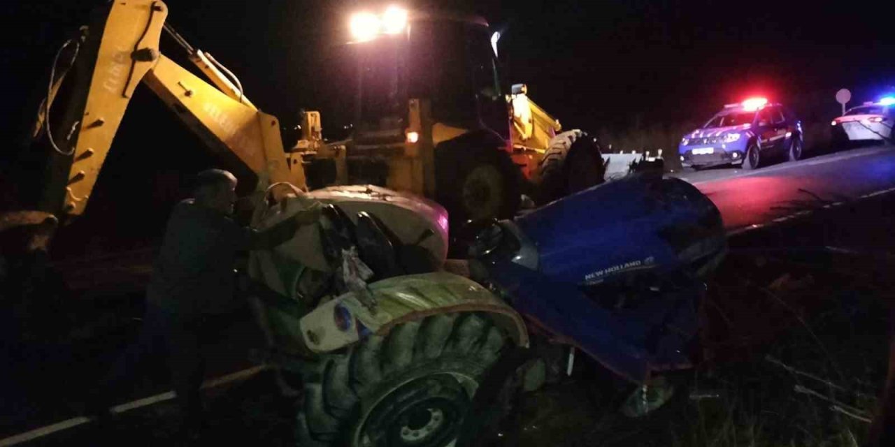 Otomobilin Çarptığı Traktörün Sürücüsü Hayatını Kaybetti