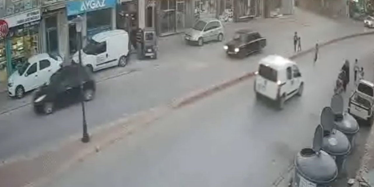 Yola Fırlayan Çocuğa Aracın Çarpması Kamerada