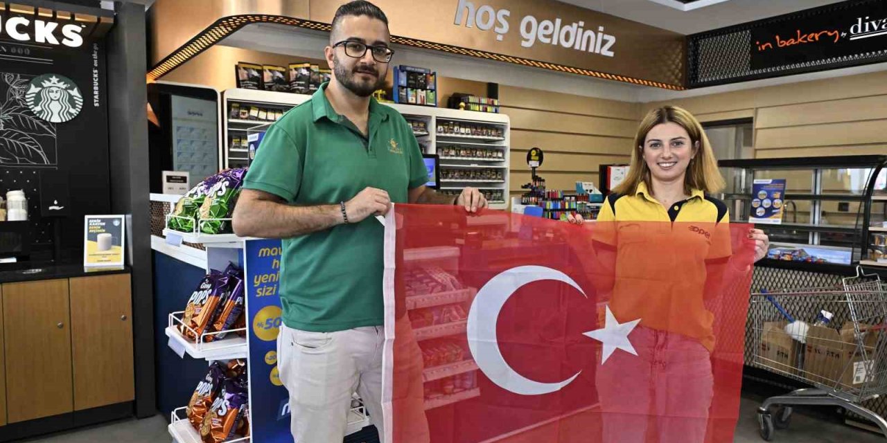 Antalya’da Esnafa 15 Bin Ay Yıldızlı Bayrak