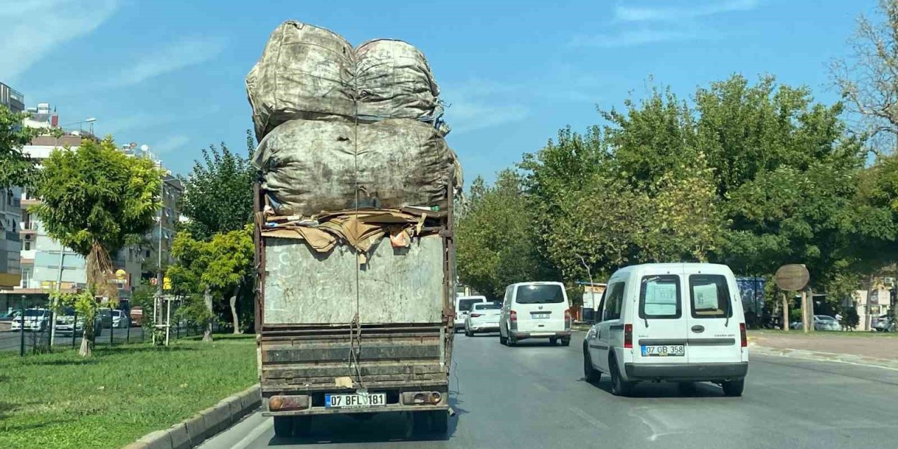 Çuval Yüklü Kamyonetin Tehlikeli Yolculuğu Kamerada