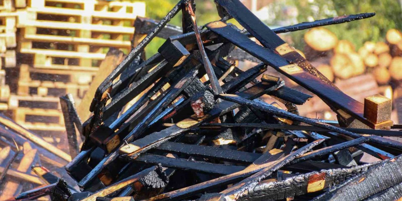 Palet Üretim Tesisindeki Yangında 70 Bin Tl Zarar Oluştu