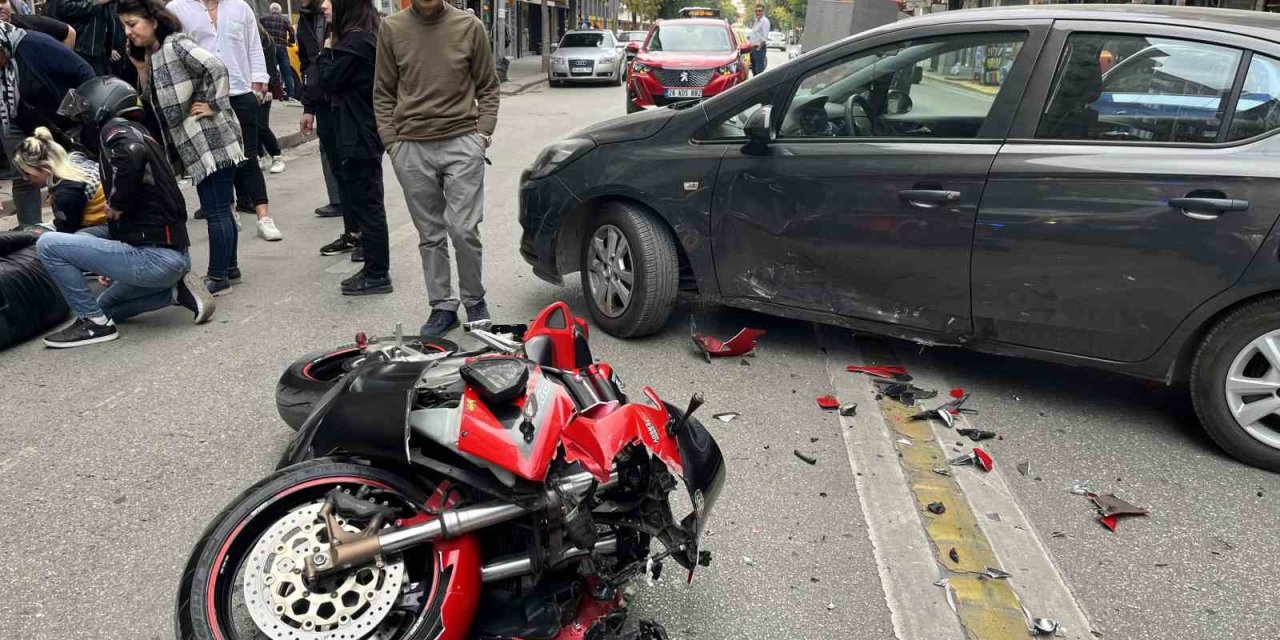 Cadde Üzerinde U Dönüşü Yapan Otomobile Çarpan Motosikletin Sürücüsü Yaralandı