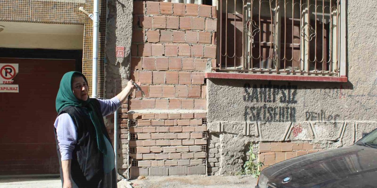 20 Yıllık Virane Ev Mahalleliyi Tedirgin Ediyor