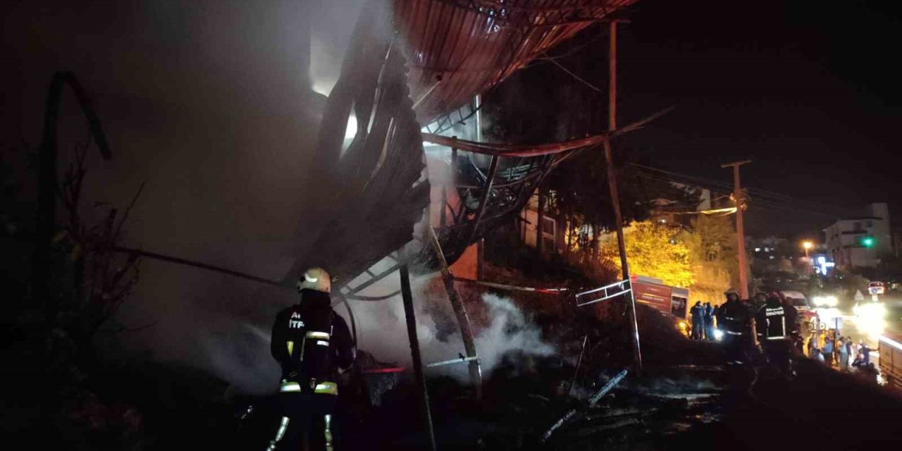 Antalya’da Müstakil Ev Alev Alev Yandı, Patlamalar Mahalleyi Sokağa Döktü