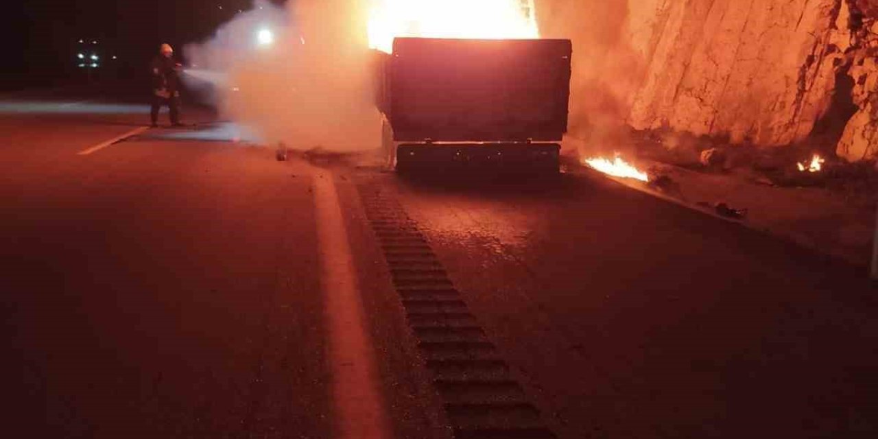 Kereste Yüklü Tır Yandı