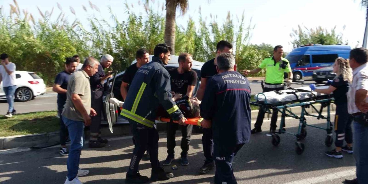 Kazada Otomobil İçerisinde Sıkışan ‘anne’ İçin Ekipler Seferber Oldu