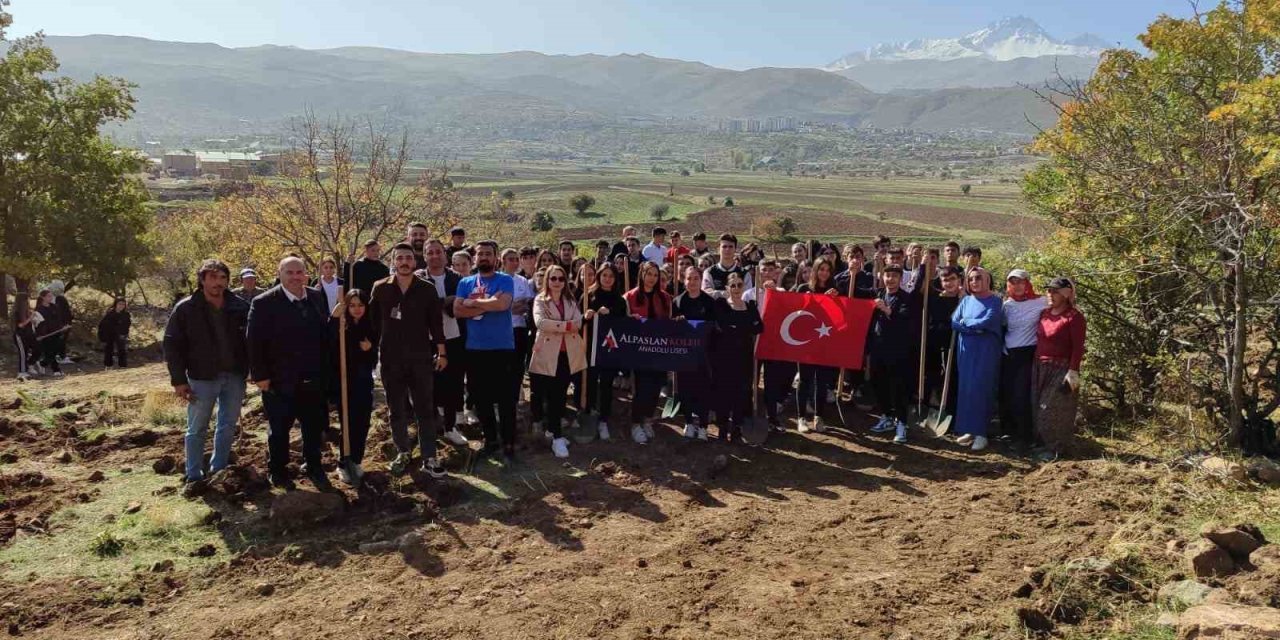 Yaz Demeden Kış Demeden Ağaç Dikiyoruz