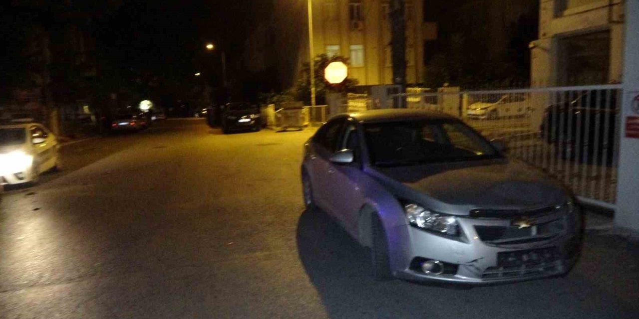 Sağlık Ekiplerini Bekleyen Yaralı Sürücü Sigara İçmeyi De İhmal Etmedi