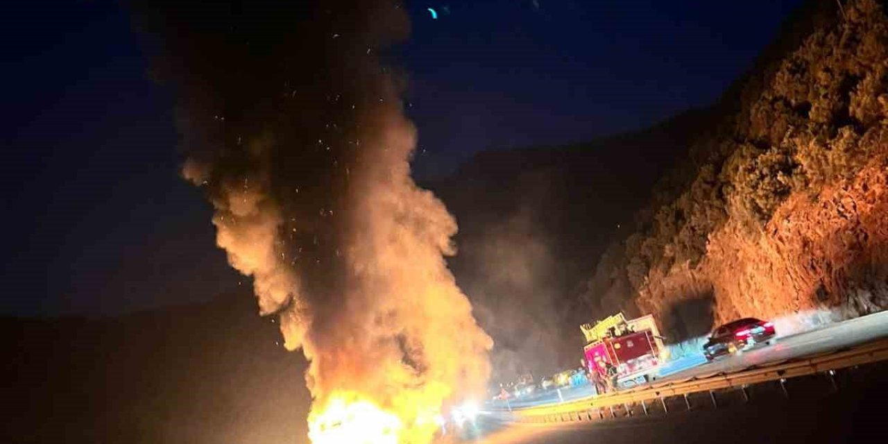 Faciadan Dönüldü: Seyir Halindeki Yolcu Otobüsü Cayır Cayır Yandı