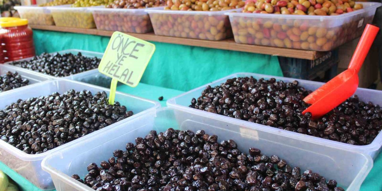 Zeytin Tezgâhlarında Vatandaşların Tercihi Siyah, Çocukların Yeşil Zeytin Oluyor
