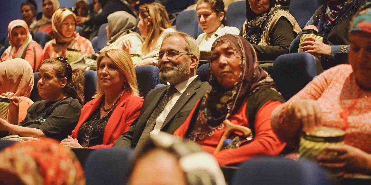 Başkan Bozdoğan ’zübeyde, Anlar Ve Oğullar’ Filmini Kadınlarla Birlikte İzledi