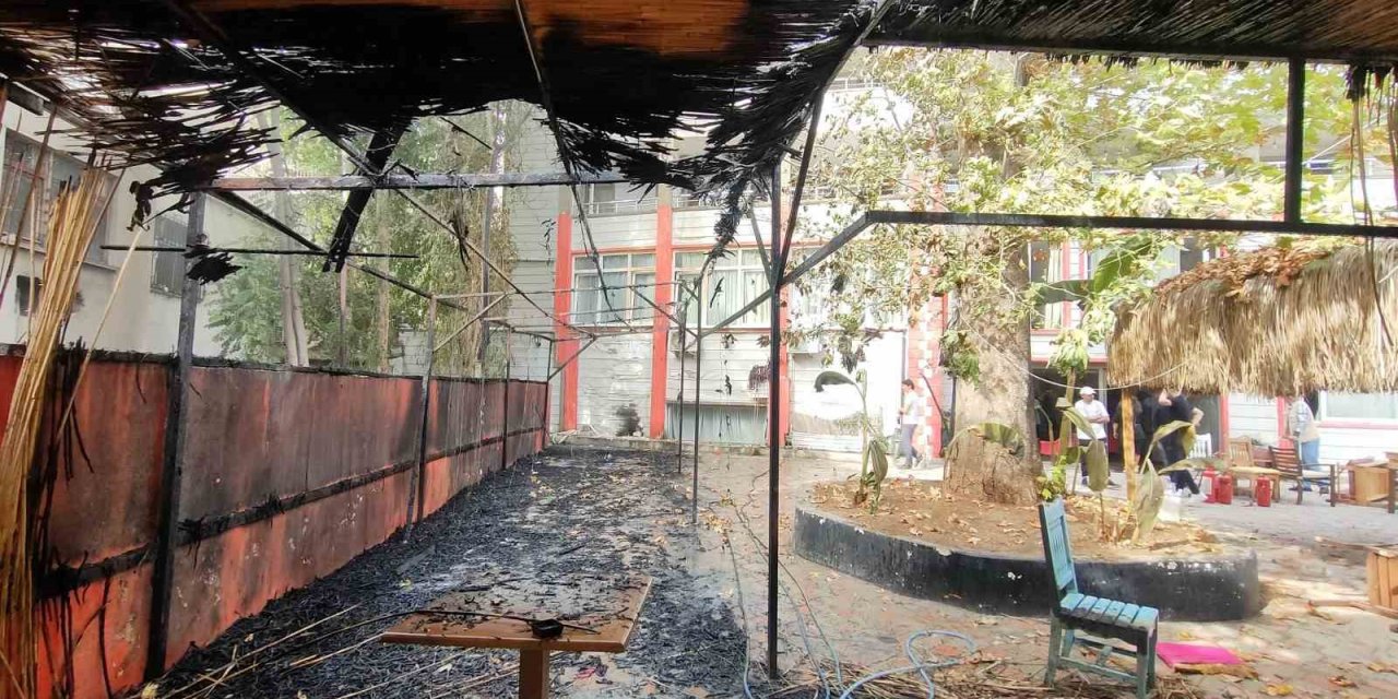 Tutuşan Atık Maddeler Otel Kamelyasına Sıçradı