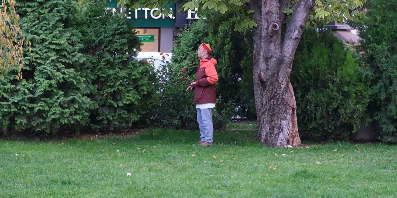 Şehir Göbeğinde Meditasyon Yapan Adam İlgi Odağı Oldu