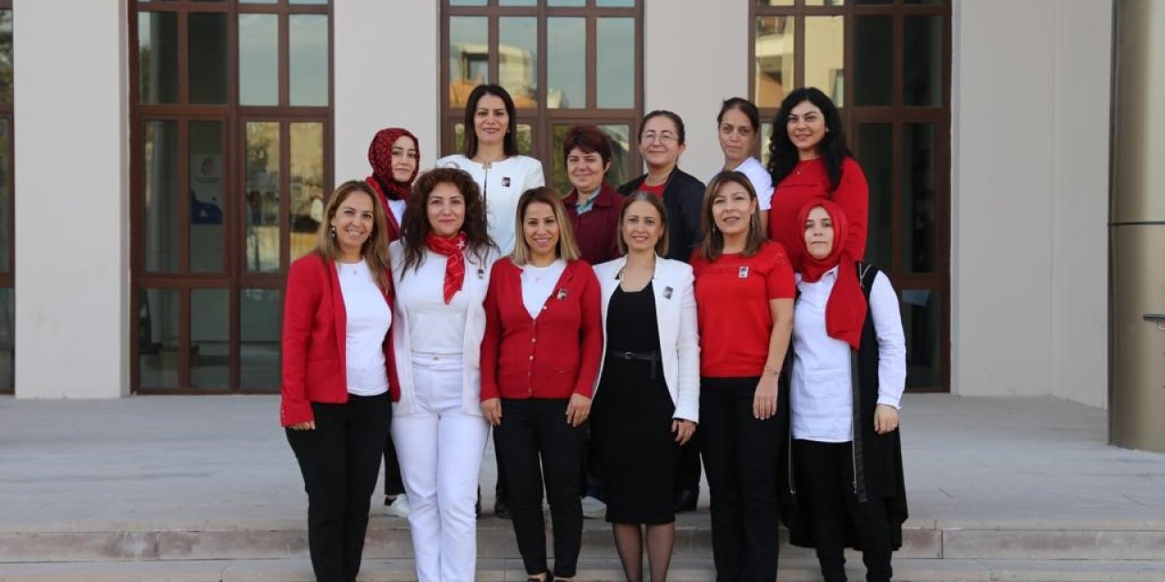 Tapu Ve Kadastro Çalışanı Kadınlardan 100. Yıl Heyecanı