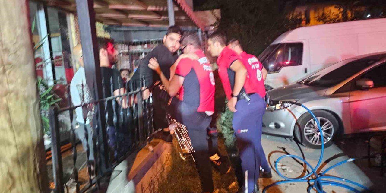 Balkondan Evine Girmek İsterken Karnına Demir Parmaklık Saplandı