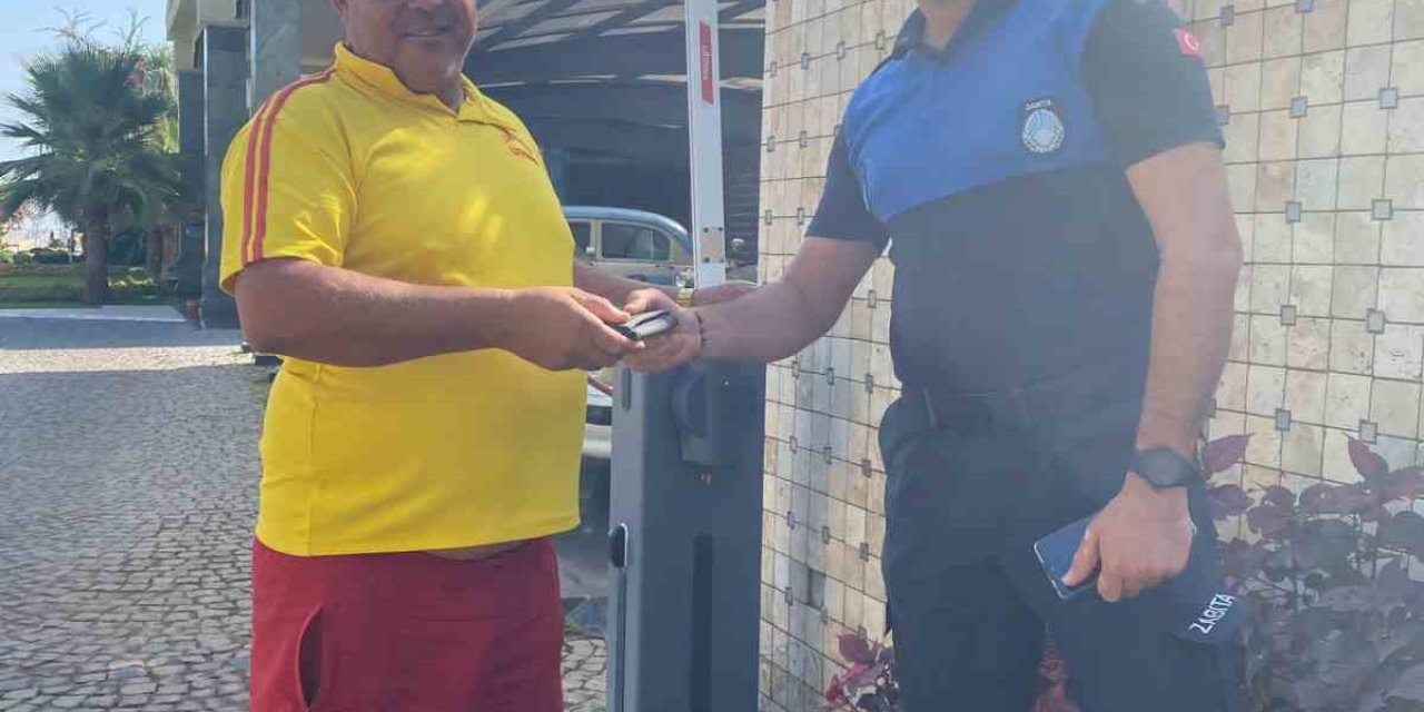 Kemer’de Zabıta Kayıp Cüzdanı Sahibine Teslim Etti