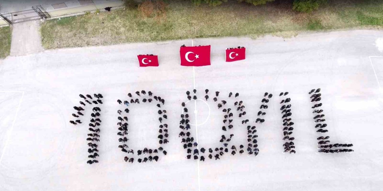 240 Lise Öğrencisi “100. Yıl” Yazıp Türk Bayrağı Açtı
