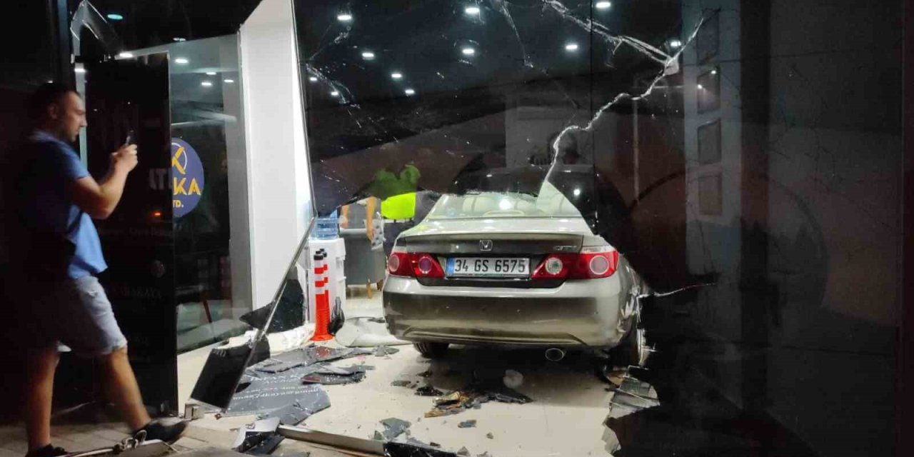 Oğluyla Tartışan Adam Fren Yerine Gaza Basınca İş Yerine Böyle Daldı